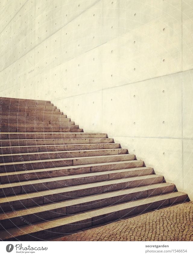 pure vernunft darf niemals siegen. Sonne Bauwerk Gebäude Architektur Mauer Wand Treppe Fassade Beton Backstein Linie Coolness kalt modern Stadt Wärme braun