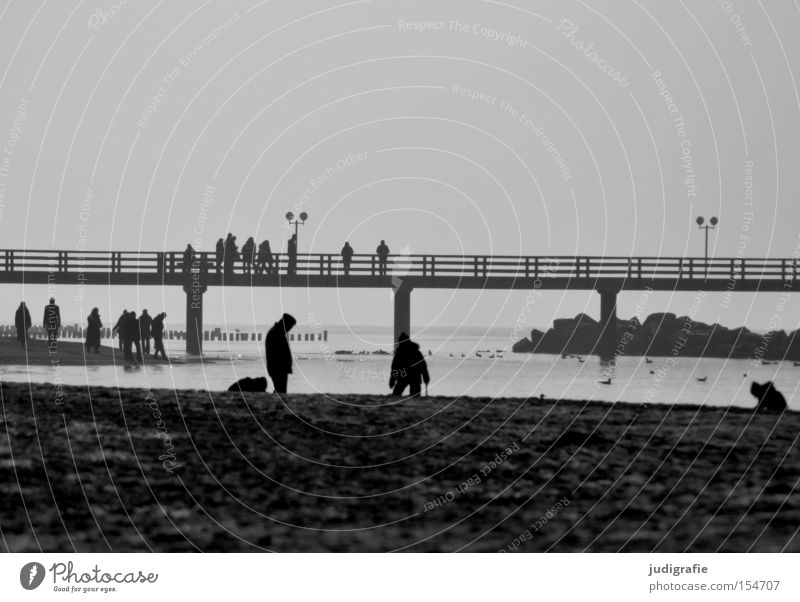 Seebrücke Mensch Strand Ostsee Badeort Ferien & Urlaub & Reisen Erholung Meer Küste Schwarzweißfoto