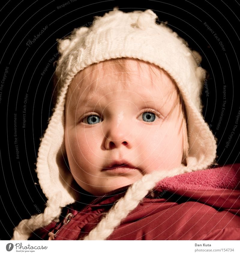 Kleiner Engel Kind Kleinkind Blick erstaunt interessant Neugier Freude Wange süß niedlich wach blond Zufriedenheit Auge Glück