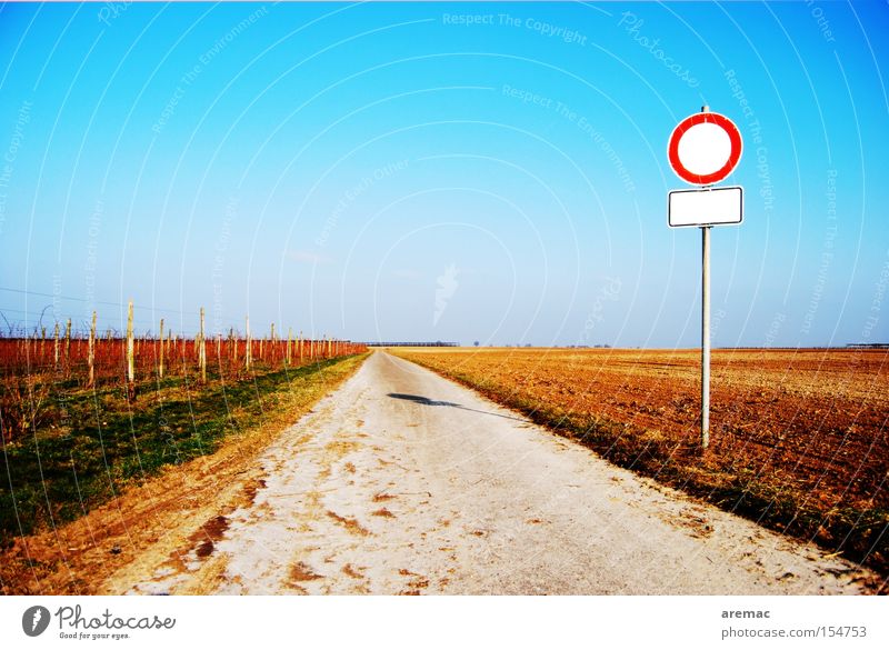 Gähnende Leere Wege & Pfade Straße gerade geradeaus Schilder & Markierungen Verbote Durchgang leer Landschaft Straßennamenschild