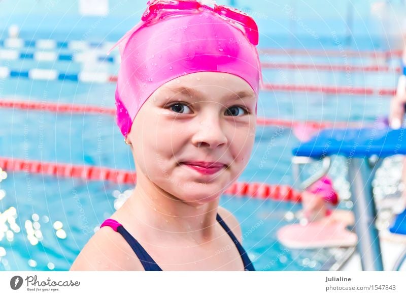 Nettes Mädchen im Swimmingpool Schwimmbad Sport Kind Schulkind Kindheit 3-8 Jahre 8-13 Jahre nass weiß Vorschulkind sechs 7 Kaukasier Europäer Wasser blenden