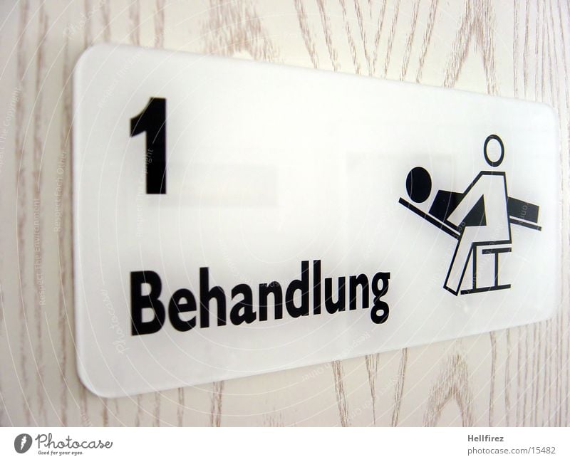 Behandlung 1 Praxis weiß Symbole & Metaphern Makroaufnahme Nahaufnahme Tür Maserung Schilder & Markierungen ""Behandlung 1"" Detailaufnahme