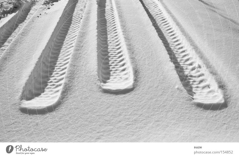 Schneemobil Winter kalt lustig weiß Schneespur Spuren 3 Winterdienst Verschiedenheit Reifen Fahrbahn Abdruck Reifenspuren Farbfoto Gedeckte Farben Außenaufnahme