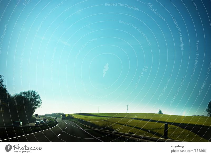 Auf der Straße nach Süden Autobahn Sommer grün Wiese Horizont Himmel blau Ferien & Urlaub & Reisen Freiheit frei Verkehrswege CFC Freifahrt