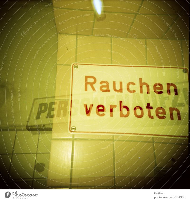 Raucherclub 2 Fliesen u. Kacheln gelb Wand überlagert Mittelformat Holga Neonlicht Buchstaben Hinweisschild Doppelbelichtung Schilder & Markierungen Warnhinweis