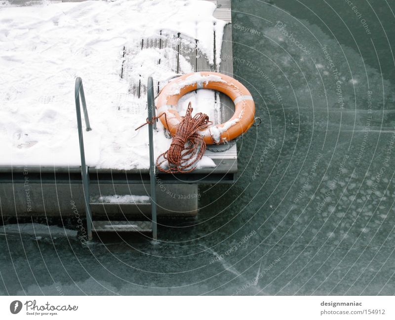 Wo ist meine Badehose? Rettungsring Eis Schnee gefroren Leiter Glätte weiß orange grün Seil kalt frieren Winter Steg Wasser Frost Hafen