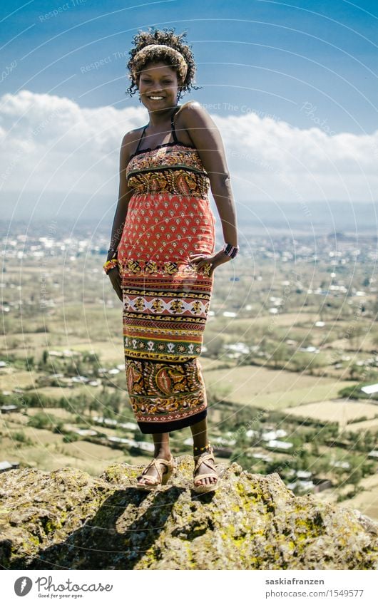 Joy. Lifestyle exotisch Freude Mensch feminin Junge Frau Jugendliche Erwachsene Umwelt Natur Landschaft Himmel Feld Mode Bekleidung Kleid Locken ästhetisch