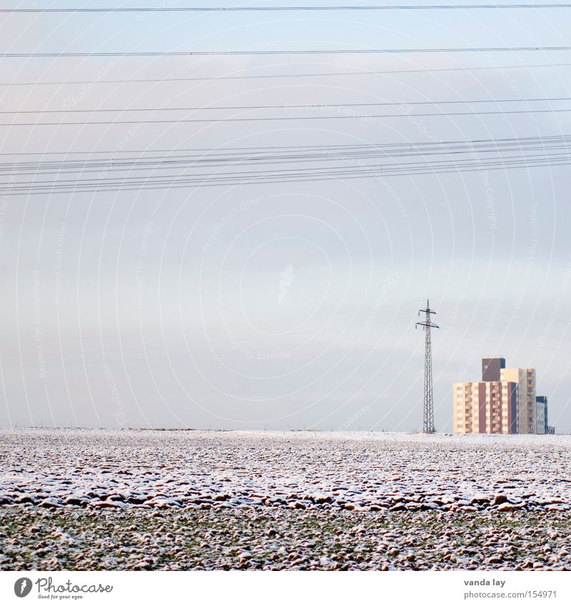 pastell farewell Feld Haus Hochhaus Strommast Elektrizität Winter gefroren frieren Leitung Versorgung Stadt Geschwindigkeit Frost Ferne Klima