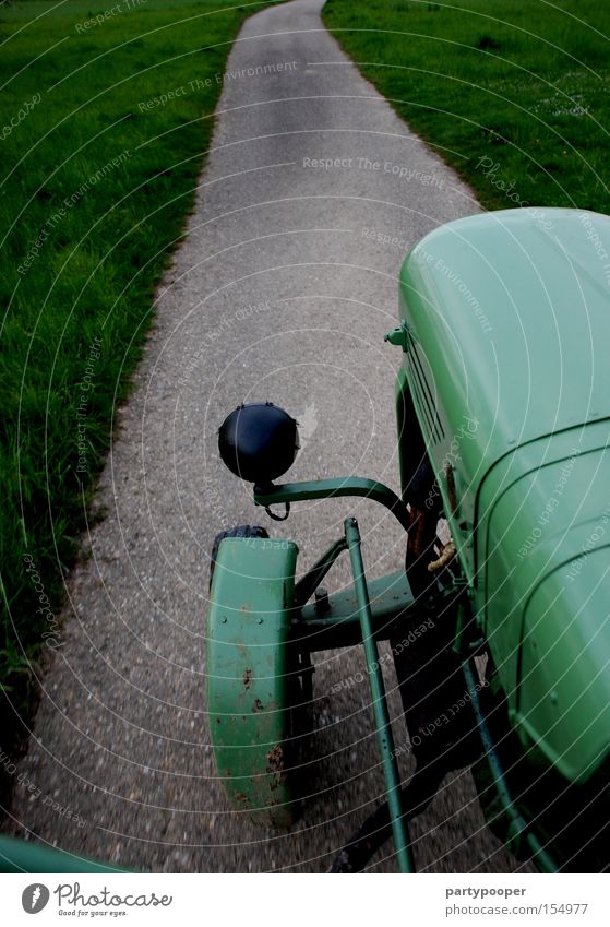 Lieblings Traktor grün Straße Wege & Pfade Traktorrad Oldtimer Asphalt Geschwindigkeit Motor Reifen grau Gras Industrie Motorsport Fahrerperspektive