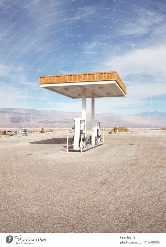 tankstelle Umwelt Natur Himmel Wolken Sommer Wärme Dürre Wüste Dorf Menschenleer Bauwerk Gebäude Verkehr Straße warten exotisch Ferne Abenteuer Horizont