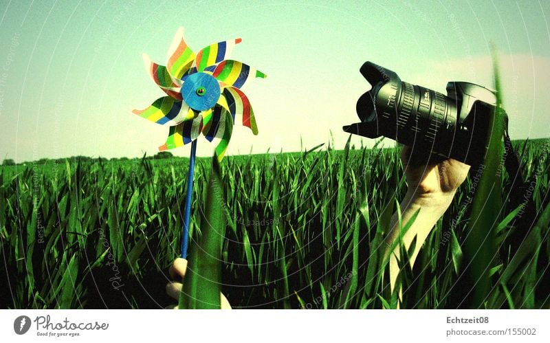 Noch ein Stück näher. Natur Brennpunkt analog Gras Vignettierung Himmel blau grün Makroaufnahme Nahaufnahme Farbe Windrad Fotokamera