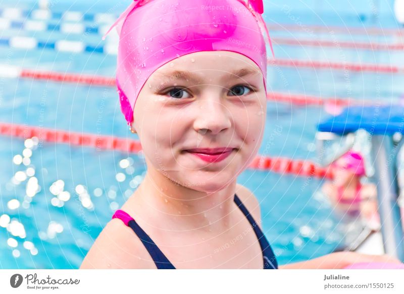 Nettes Mädchen im Swimmingpool Schwimmbad Sport Kind Schulkind 1 Mensch 8-13 Jahre Kindheit nass weiß Gefühle Vorschulkind sechs 7 Kaukasier Europäer Wasser