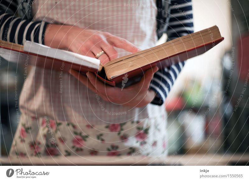 man nehme... Ernährung Lifestyle Freizeit & Hobby Häusliches Leben Frau Erwachsene Körper Hand 1 Mensch 30-45 Jahre Buch Kochbuch backbuch Schürze lesen rezept