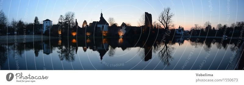 Burg Hayn in Dreieichenhain Kultur Seeufer Dorf Burg oder Schloss Ruine Sehenswürdigkeit Wahrzeichen blau braun gold grau rosa rot schwarz Farbfoto