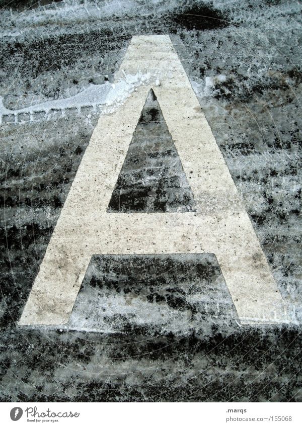 A Farbfoto Gedeckte Farben Außenaufnahme Detailaufnahme Winter Schnee Straße Beton Schriftzeichen kalt Spuren Typographie Asphalt gefroren Lateinisches Alphabet