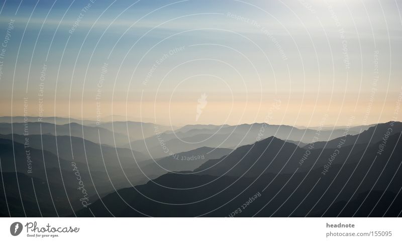 Ausblick Himmel Nebel Dunst Berge u. Gebirge Wolken Wald Sonne Aussicht Ferien & Urlaub & Reisen Reisefotografie Hügel Schatten Licht unterwegs Heimat Fernweh