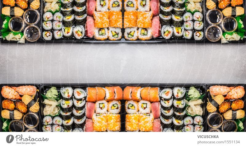 Sushi Sortiment in plastik Boxen Lebensmittel Fisch Ernährung Mittagessen Festessen Asiatische Küche Stil Design Tisch Veranstaltung Restaurant Essen Saucen