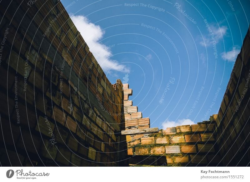 blauer Himmel Wolken Sommer Schönes Wetter Stadtrand Menschenleer Haus Hütte Ruine Mauer Wand Fassade Dach Stein Verzweiflung anstrengen Armut Einsamkeit Ende