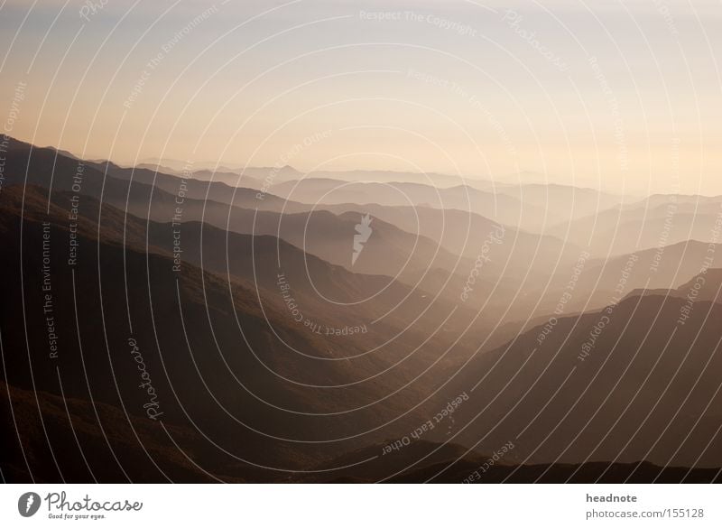 Ausblick nr.2 Himmel Nebel Dunst Berge u. Gebirge Wolken Wald Aussicht Ferien & Urlaub & Reisen Reisefotografie Hügel Schatten Licht unterwegs Heimat Fernweh