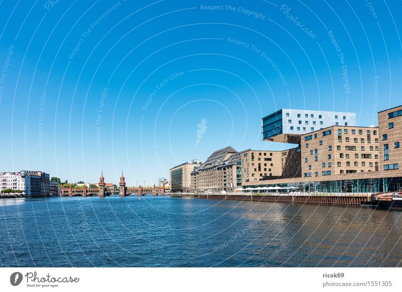 Blick über die Spree auf Berlin Ferien & Urlaub & Reisen Tourismus Haus Wolkenloser Himmel Fluss Stadt Hauptstadt Bauwerk Gebäude Architektur Sehenswürdigkeit