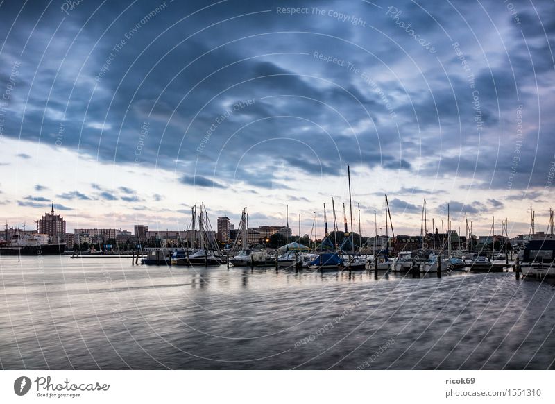 Blick über die Warnow auf Rostock Ferien & Urlaub & Reisen Tourismus Haus Wasser Wolken Fluss Stadt Hafen Gebäude Architektur Sehenswürdigkeit Wahrzeichen