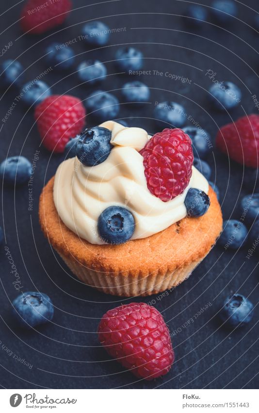 kleines Meisterwerk Lebensmittel Frucht Teigwaren Backwaren Dessert Süßwaren Ernährung Kaffeetrinken Bioprodukte Fingerfood frisch lecker süß blau gelb rot