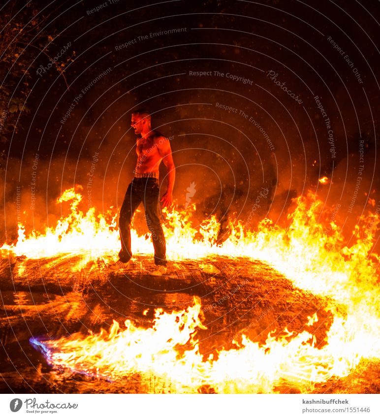 Gettin' Hot maskulin Junger Mann Jugendliche Körper Haut Bauch muskulös 1 Mensch 18-30 Jahre Erwachsene Show Feuer Wasser schlechtes Wetter Wärme Schotterweg