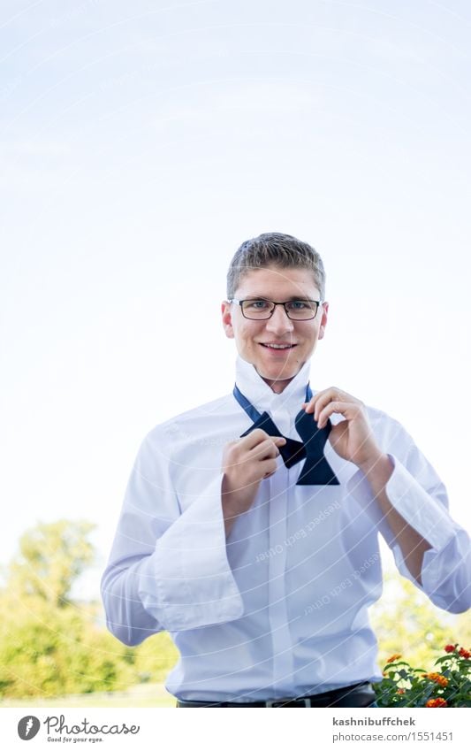 Bowtie 2 maskulin Junger Mann Jugendliche Körper 1 Mensch 18-30 Jahre Erwachsene Schönes Wetter Blume Baum Weide Garten Hemd Fliege Gürtel Brille Fröhlichkeit