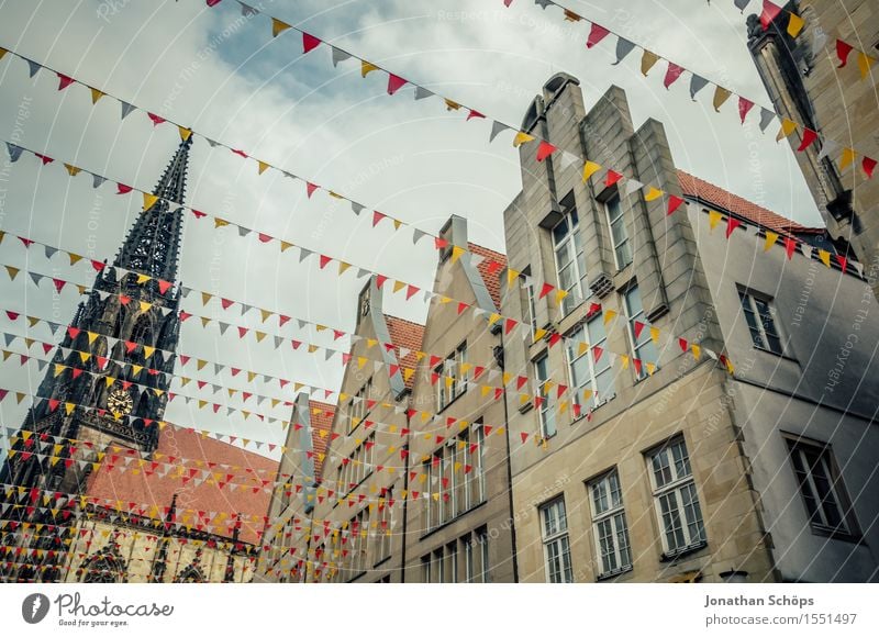 Münster II Stadt Stadtzentrum Altstadt Fußgängerzone Skyline bevölkert Haus Gebäude Architektur Fassade Dach Fröhlichkeit Begeisterung Leben Fahne Deutschland