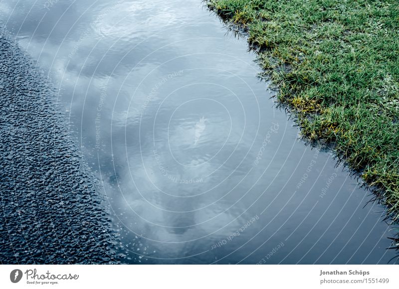 Norddeich VI Umwelt Natur schlechtes Wetter Unwetter Regen träumen Traurigkeit Sorge Trauer Pfütze Wasser Wiese Asphalt Straße trist grau blau grün