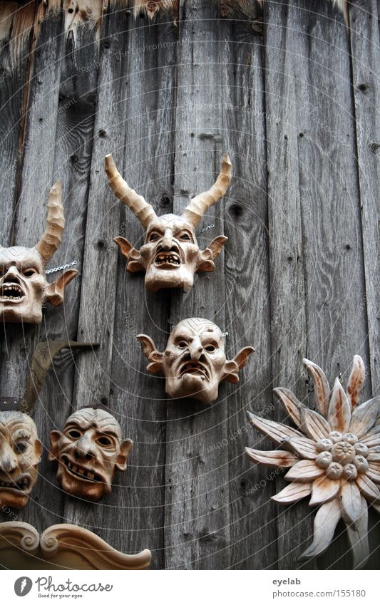 Schatzerl bring mea oa edelwois ! Maske Wand Holz Schnitzereien Kunst Kunsthandwerk Gesicht Monster Tradition Allgäu Blume Detailaufnahme obskur edelweoss