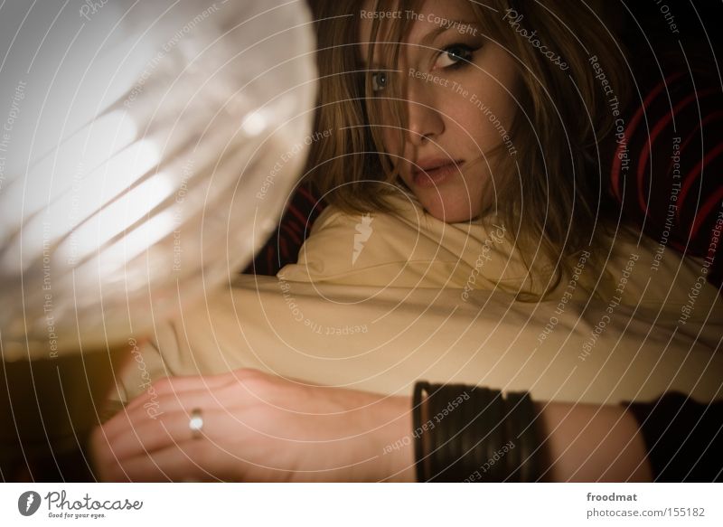 Leuchtendes Beispiel Frau schön Bett Verlobung Ring Hand Lampe Licht retro Blick Denken Gesicht liegen Schlafzimmer