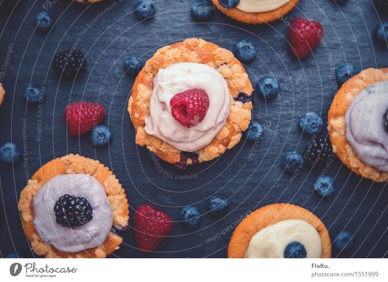 Cupcakes Lebensmittel Frucht Teigwaren Backwaren Kuchen Dessert Süßwaren Ernährung Kaffeetrinken Vegetarische Ernährung Fingerfood lecker süß blau gelb rot