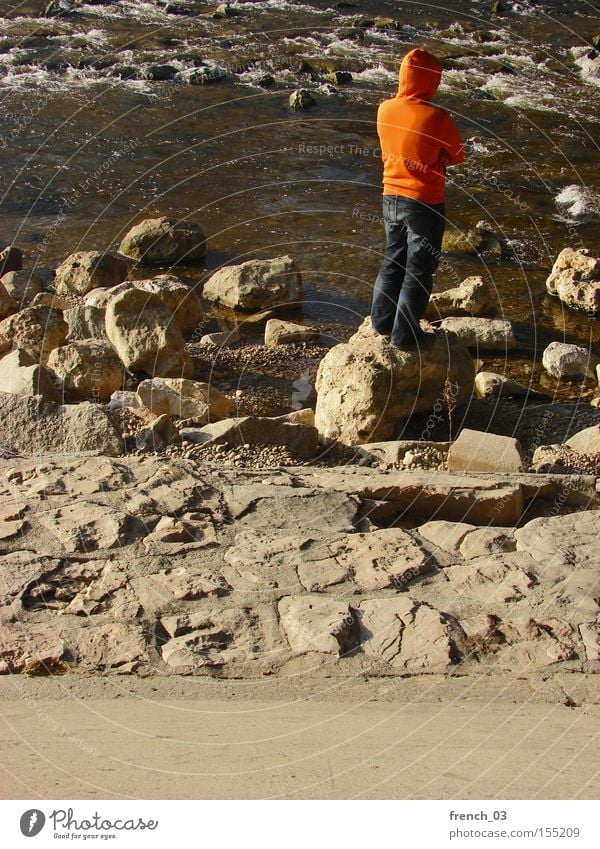 Gedankenversunken Mensch maskulin Junger Mann Jugendliche 1 18-30 Jahre Erwachsene Wasser Schönes Wetter Flussufer Stein Beton Denken stehen einzigartig stark