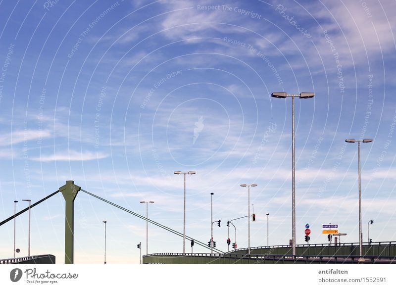 stop Düsseldorf Deutschland Stadt Stadtzentrum Stadtrand Brücke Laterne Laternenpfahl Ampel Verkehr Verkehrsmittel Verkehrswege Personenverkehr Autofahren