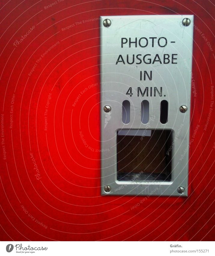 Analoge Fotoausgabe Freude Hinweisschild Warnschild rot Nostalgie entwickelt Passbild kultig Kindheitserinnerung Fotografie photoautomat Ausgabe fotofix