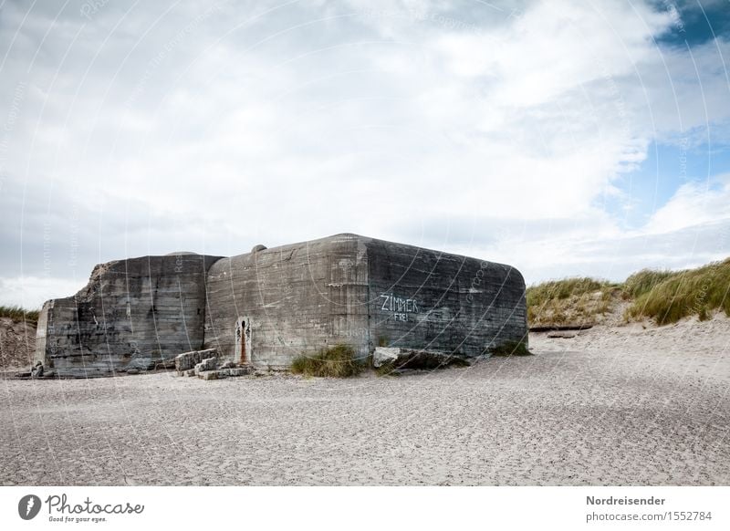 Rabenschwarzer Humor Tourismus Umwelt Landschaft Himmel Wolken Sommer Schönes Wetter Küste Strand Nordsee Meer Ruine Bauwerk Architektur Mauer Wand Beton