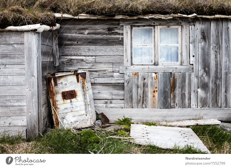 Fischerhütte Ferne Gras Fischerdorf Menschenleer Haus Hütte Bauwerk Gebäude Architektur Fassade Holz alt Häusliches Leben dunkel maritim grau grün Einsamkeit