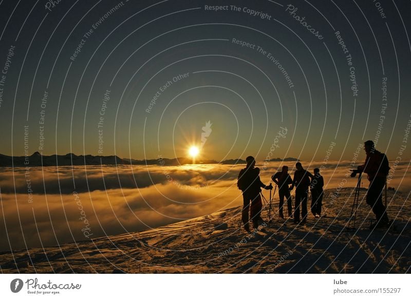 Tourengeher Skitour Winter Schneelandschaft Skifahren Skier Bregenzerwald Bundesland Vorarlberg Tourismus Sonne Sonnenuntergang Wolkenberg Schönes Wetter