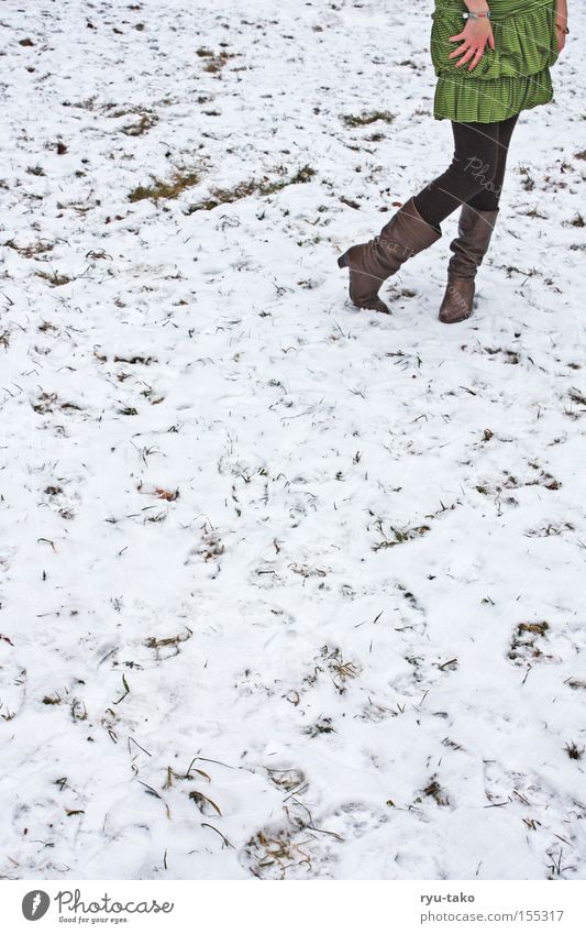 Soll ich...? Frau Winter Schnee kalt Kleid grün Beine Wiese Schüchternheit frieren Hand Stiefel