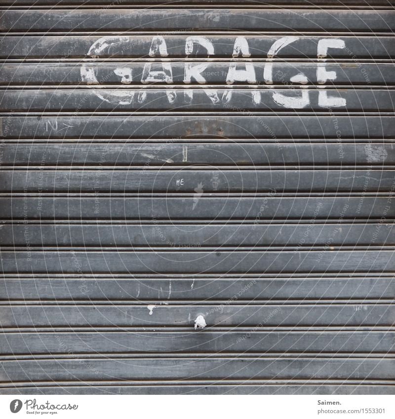 wertvolle Beschriftung Fassade alt Garage Garagentor Türknauf Lamelle Buchstaben Schriftzeichen Strukturen & Formen Linie Farbfoto Gedeckte Farben Außenaufnahme