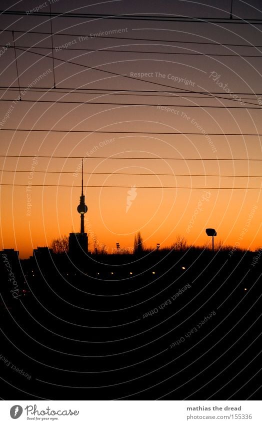 BERLIN SKYLINE VS. SONNENUNTERGANG Berliner Fernsehturm Funkturm Alexanderplatz Berlin-Mitte Wahrzeichen Kugel mystisch Stadt schön Idylle Himmel Silhouette