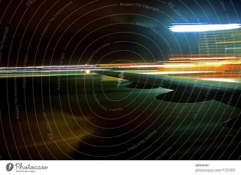 Ankunft Flugzeug Düsenflugzeug Tragfläche Motor Düsentriebwerk Passagierflugzeug Flugzeuglandung Nacht Nachthimmel fliegen Flughafen Luft Himmel Luftverkehr