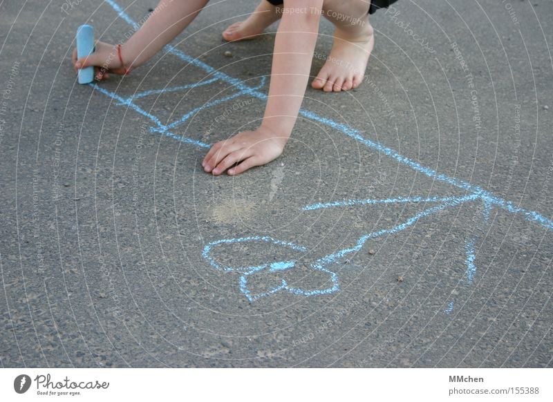 barfußmalerei Kind Kreide Straße Spielen Gemälde zeichnen Barfuß Sommer Blume blau Asphalt Strichmännchen Hand Fuß Verkehrswege Freude Malerei u. Zeichnungen