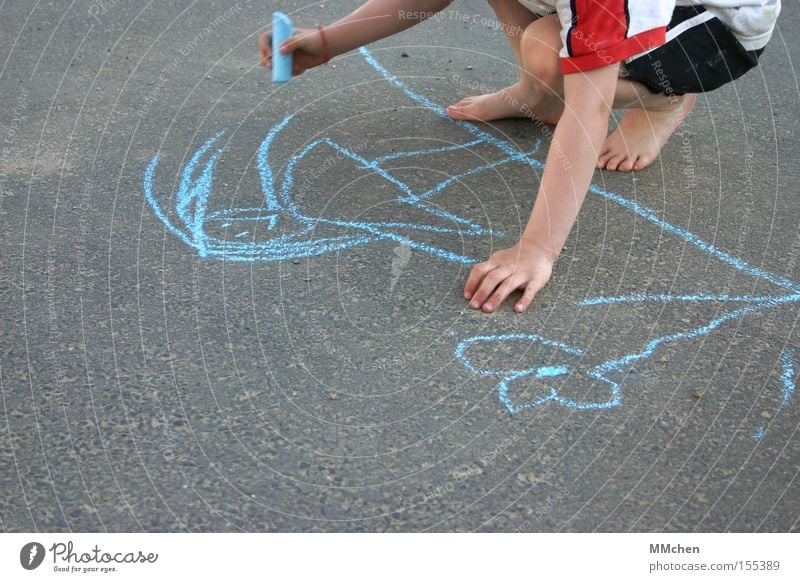 Punkt Punkt Komma Strich Kind Kreide Straße Spielen Gemälde zeichnen Barfuß Sommer Blume blau Asphalt Strichmännchen Hand Fuß Freude Malerei u. Zeichnungen