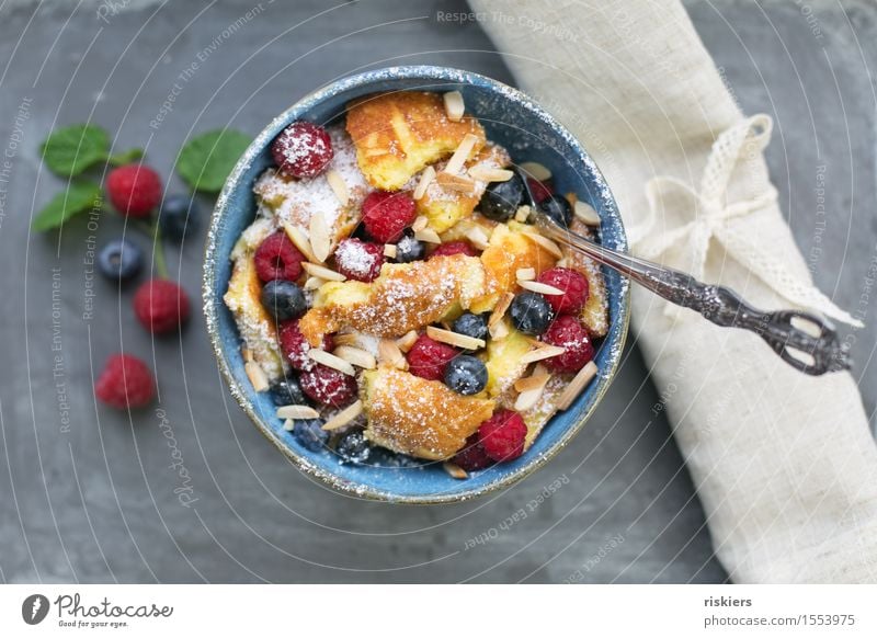 Kaiserschmarrn mit Waldbeeren Lebensmittel Frucht Süßwaren Blaubeeren Himbeeren Pfannkuchen Puderzucker Mandel Ernährung Mittagessen Schalen & Schüsseln Gabel