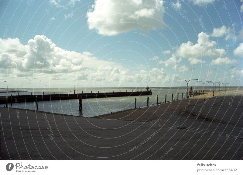 Wolkenbad Ferne Strand Meer Himmel Horizont Sommer Wetter Wind Küste Nordsee Hafen Hoffnung Sehnsucht Einsamkeit Steg Anlegestelle Farbfoto Außenaufnahme Tag