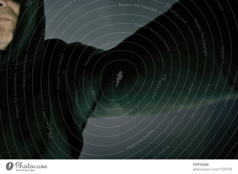 nasenloch Mann Mensch Nase Gesicht Detailaufnahme Kapuze Pullover schwarz Arme Körperteile Auslöser Zufall Momentaufnahme Nasenloch