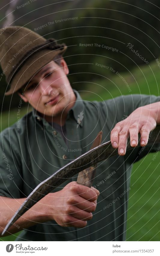 Scharfmacher Arbeit & Erwerbstätigkeit Landwirtschaft Forstwirtschaft Werkzeug Wiese Sense Sensenmann Scharfer Gegenstand Scharfer Geschmack mähen Farbfoto