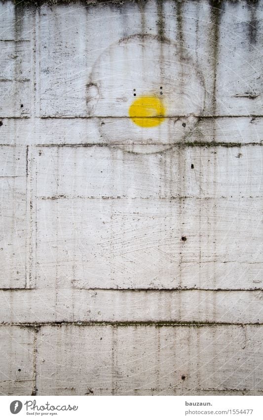 gelber punkt. Stadt Industrieanlage Fabrik Bauwerk Gebäude Mauer Wand Fassade Schilder & Markierungen Graffiti Linie Streifen Punkt entdecken dreckig dunkel